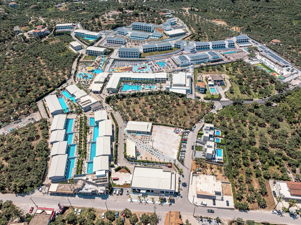 Caretta Paradise Resort & Waterpark — Hotel building in Tsilivi, Ionian Islands