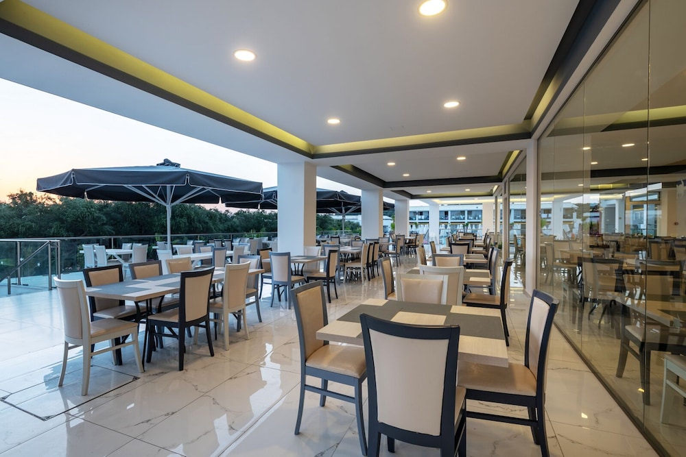 Caretta Paradise Resort & Waterpark — Restaurant & bars in Tsilivi, Ionian Islands