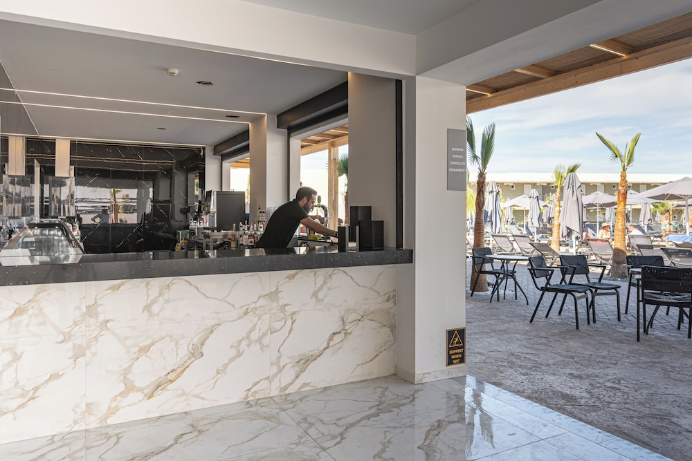 Caretta Paradise Resort & Waterpark — Restaurant & bars in Tsilivi, Ionian Islands