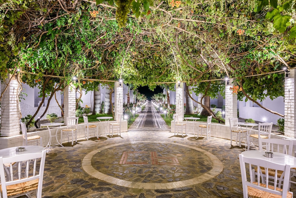Solimar White Pearl Adults Only - All Inclusive — Hotel building in Platanias
