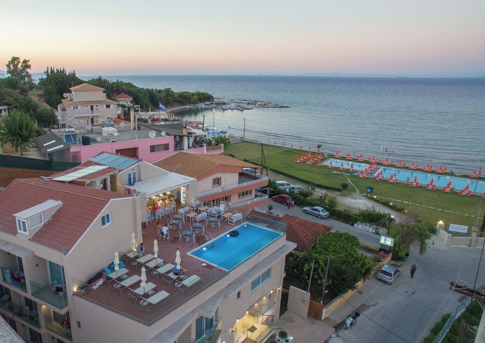 Porto Planos Beach Hotel — Swimming pool in Tsilivi, Ionian Islands