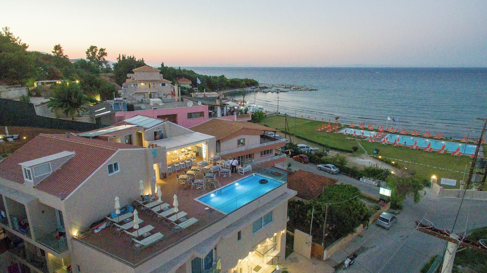 Porto Planos Beach Hotel — Swimming pool in Tsilivi, Ionian Islands