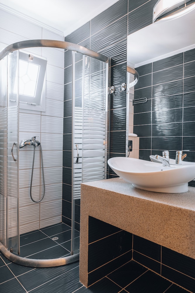 Porto Planos Beach Hotel — Hotel rooms in Tsilivi, Ionian Islands