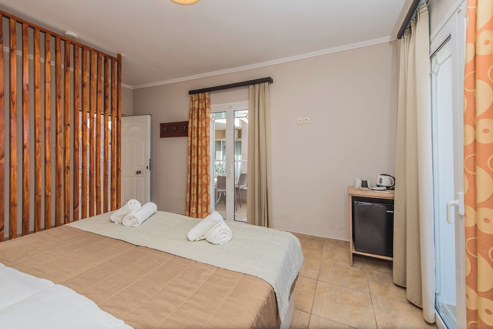 Porto Planos Beach Hotel — Hotel rooms in Tsilivi, Ionian Islands