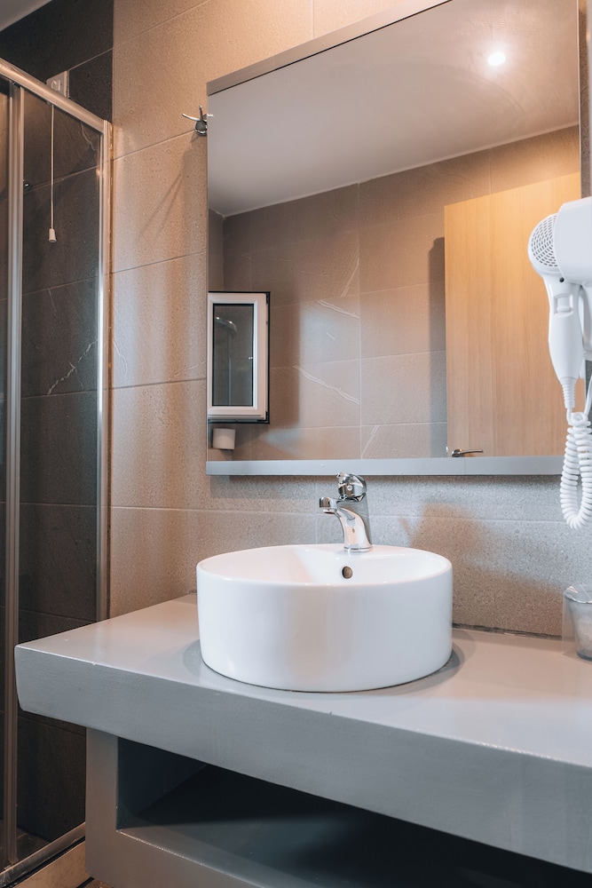 Porto Planos Beach Hotel — Hotel rooms in Tsilivi, Ionian Islands