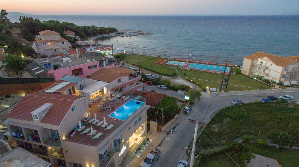 Porto Planos Beach Hotel — Swimming pool in Tsilivi, Ionian Islands