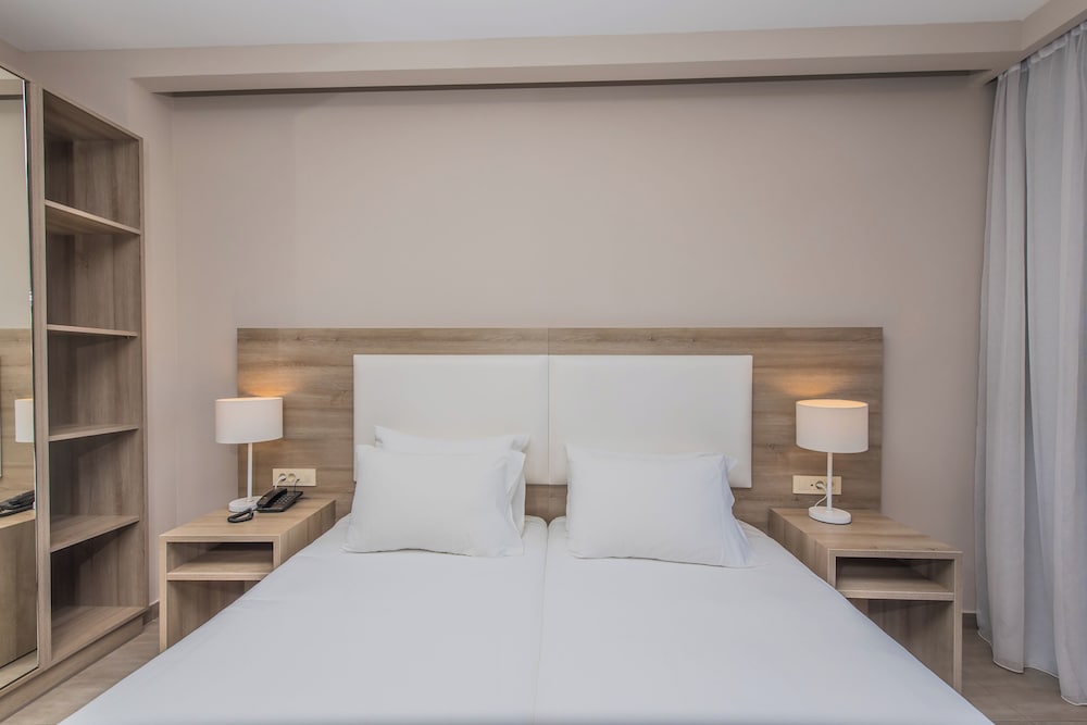 Porto Planos Beach Hotel — Hotel rooms in Tsilivi, Ionian Islands