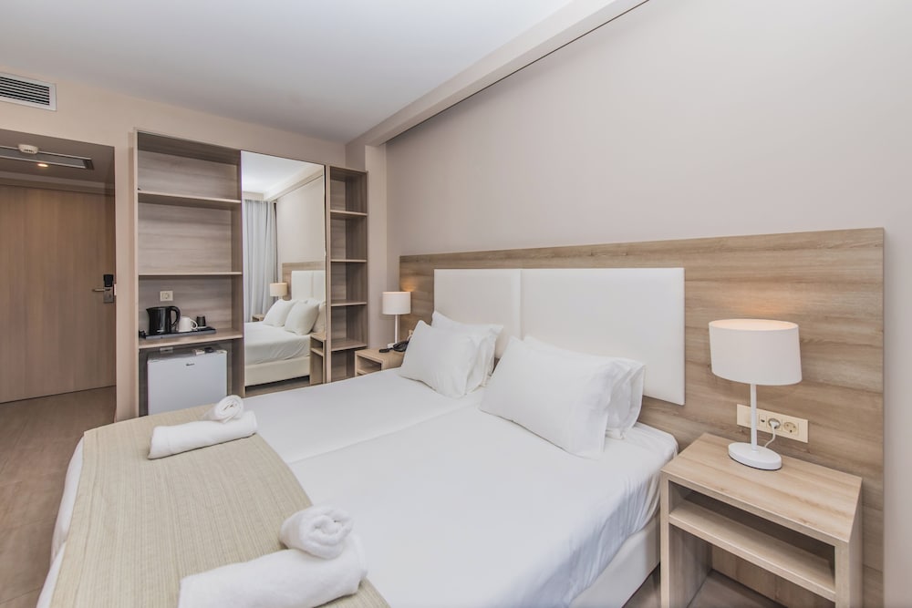 Porto Planos Beach Hotel — Hotel rooms in Tsilivi, Ionian Islands