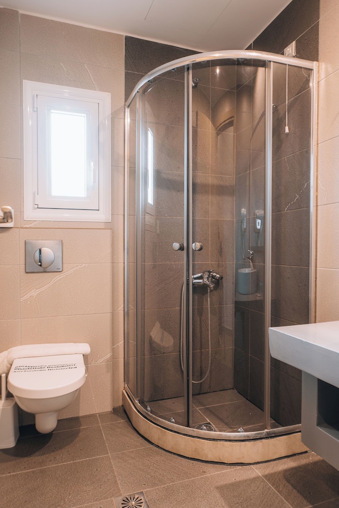Porto Planos Beach Hotel — Hotel rooms in Tsilivi, Ionian Islands