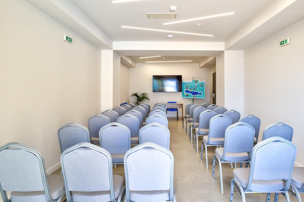 White Olive Elite Rethymno - All Inclusive — Hotel building in Rethymnon
