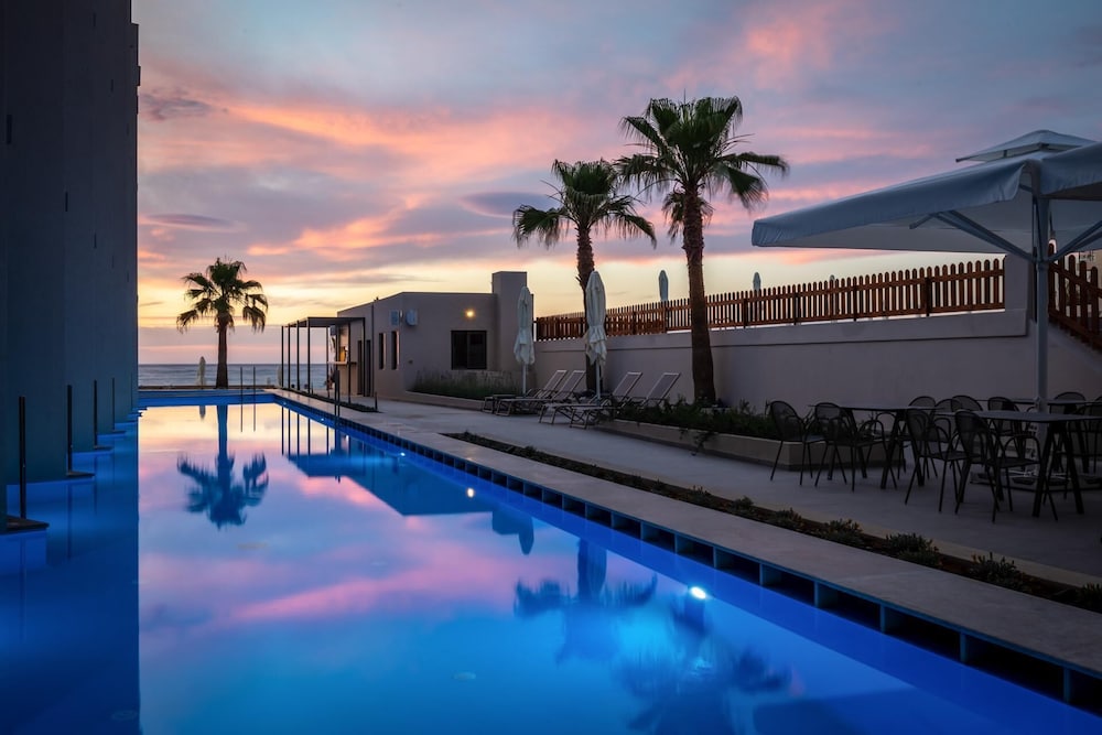 White Olive Elite Rethymno - All Inclusive — Swimming pool in Rethymnon