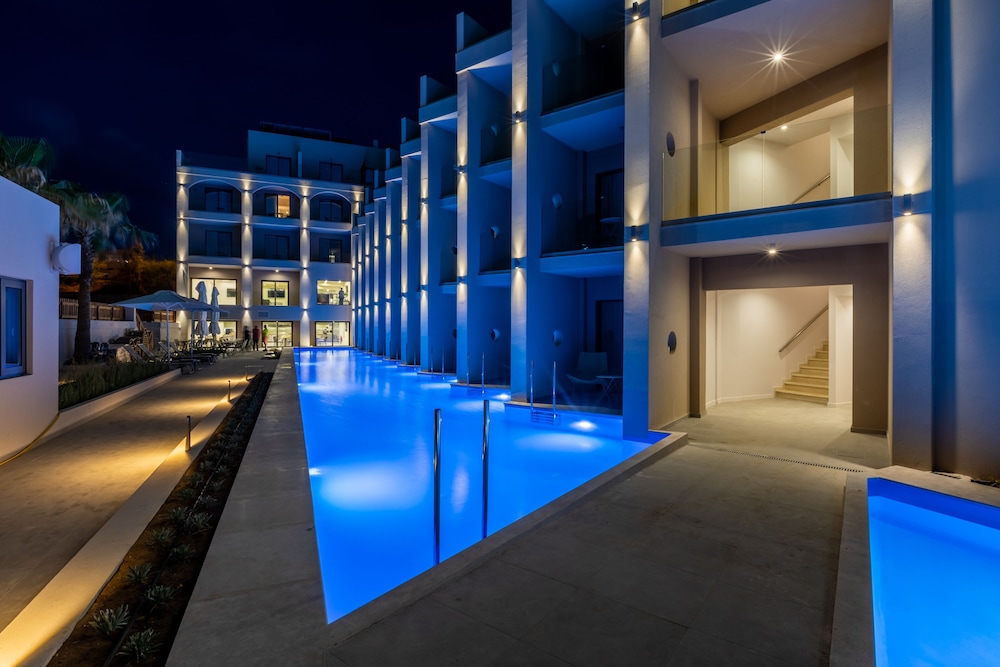White Olive Elite Rethymno - All Inclusive — Swimming pool in Rethymnon