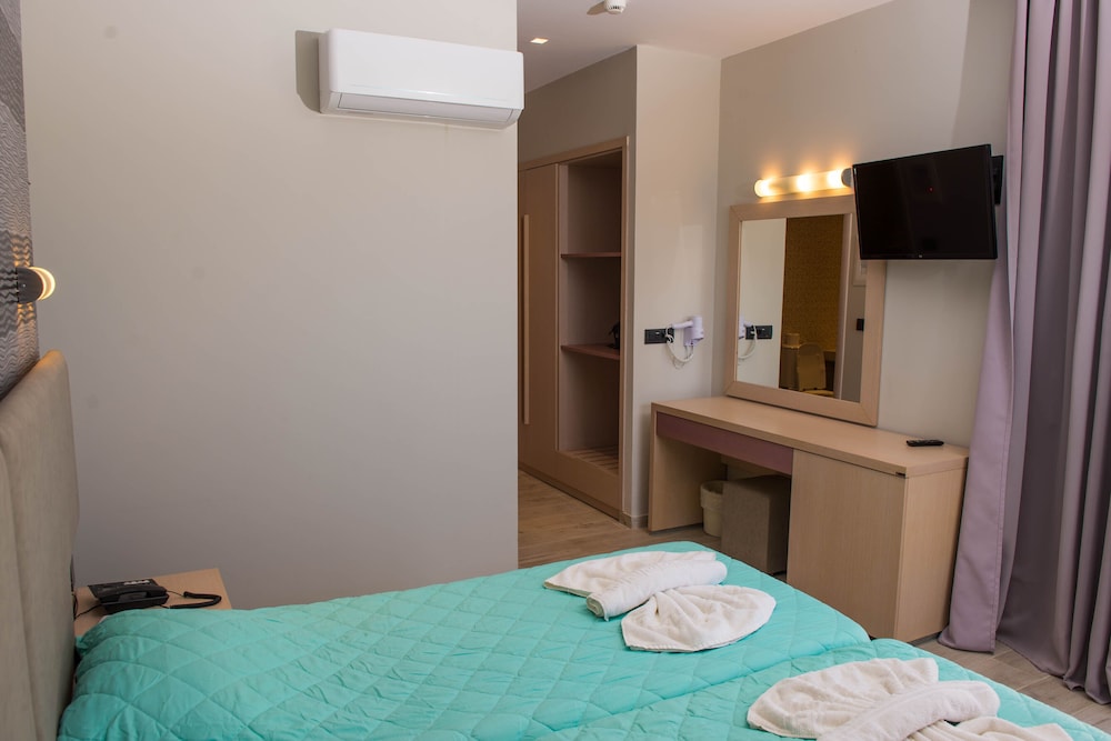 Hotel Alexander the Great — Hotel rooms in Laganas, Ionian Islands