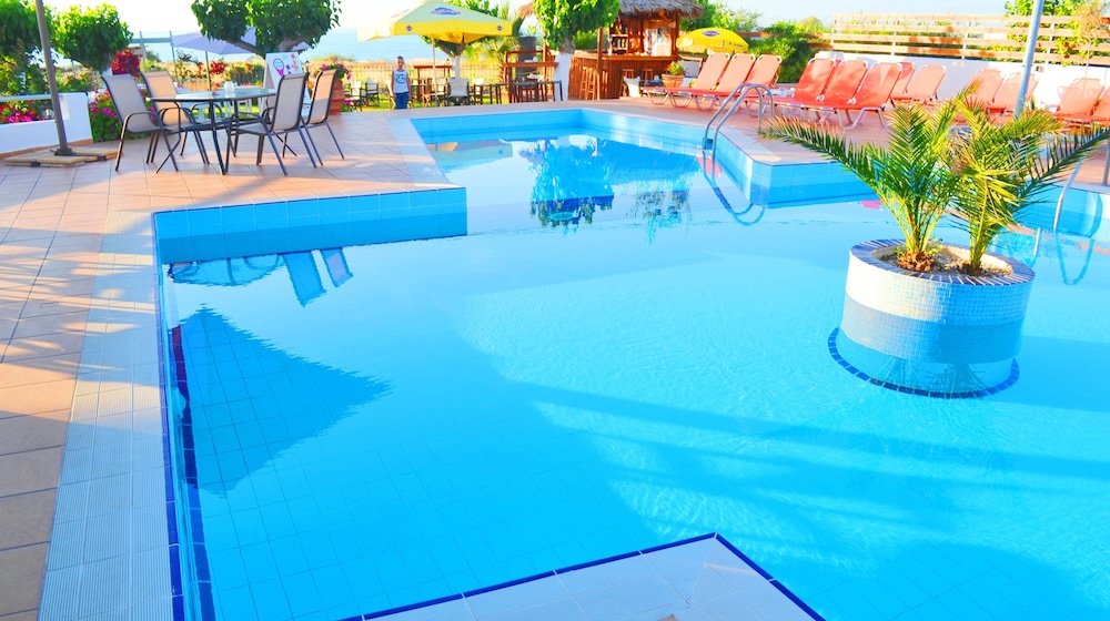 Amnissos Residence — Swimming pool in Rethymnon