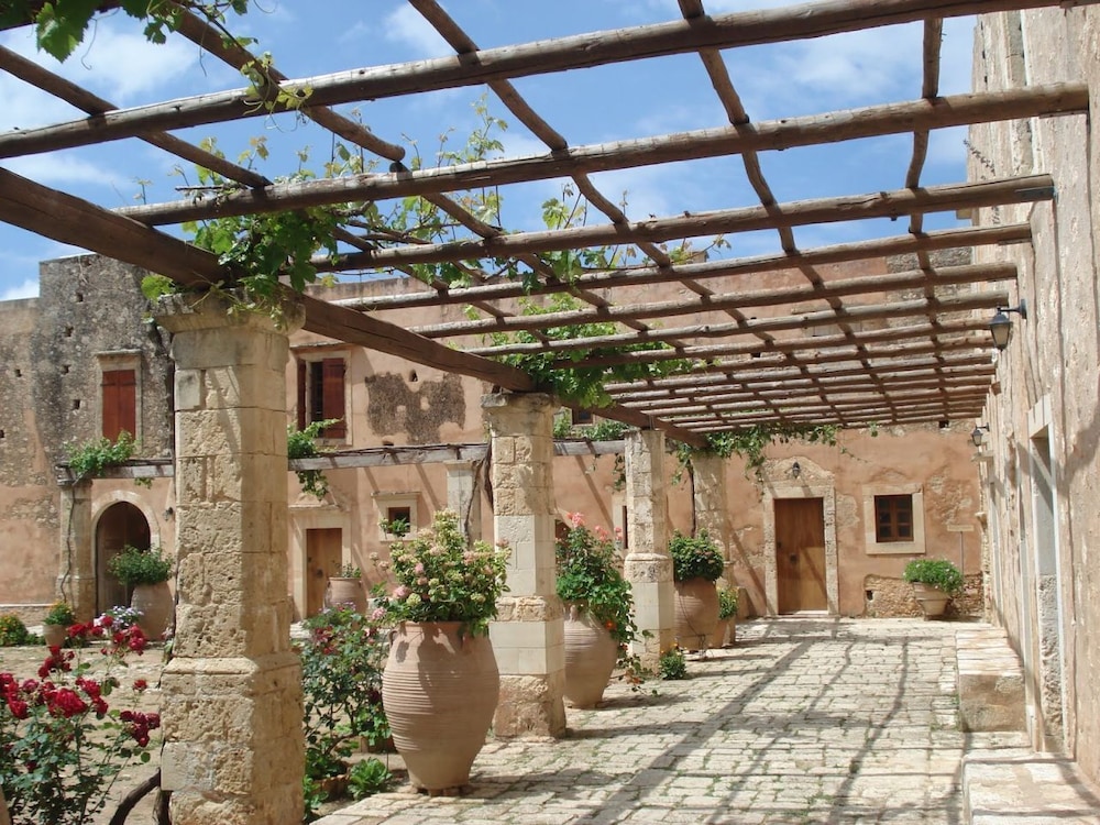 Amnissos Residence — Hotel building in Rethymnon