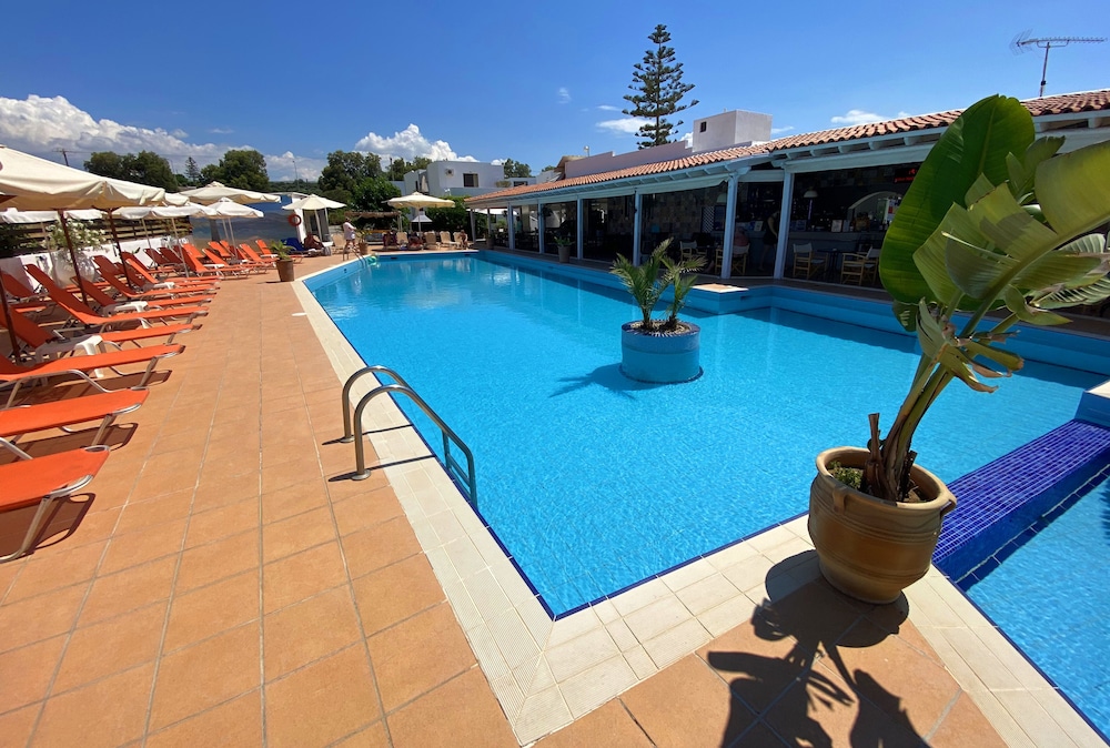 Amnissos Residence — Swimming pool in Rethymnon