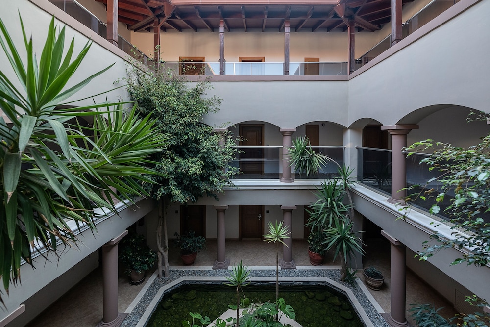 Caldera Creta Paradise — Hotel building in Platanias