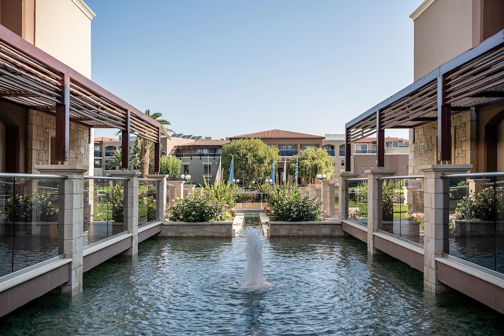 Caldera Creta Paradise — Hotel building in Platanias