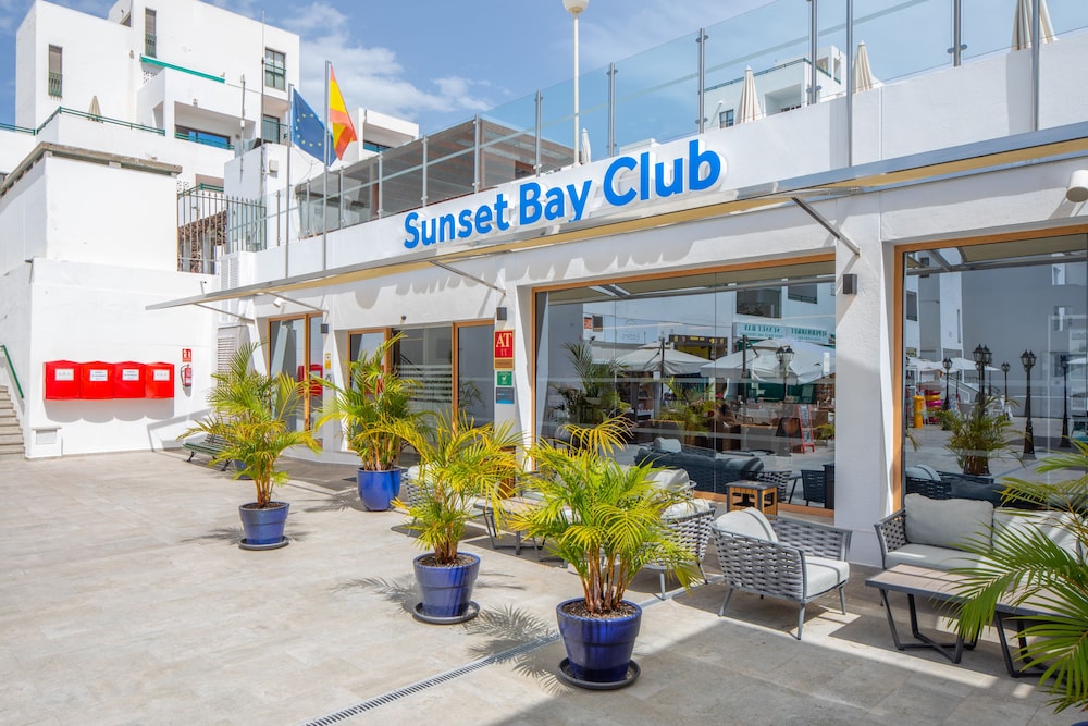 Sunset Bay Club — Hotel building in Costa Adeje, Canary Islands