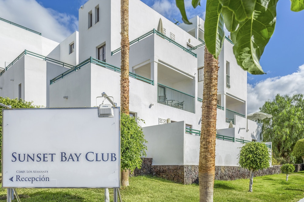 Sunset Bay Club — Hotel building in Costa Adeje, Canary Islands
