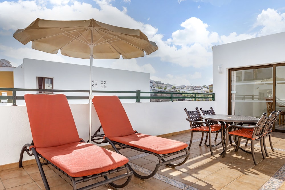 Sunset Bay Club — Hotel building in Costa Adeje, Canary Islands