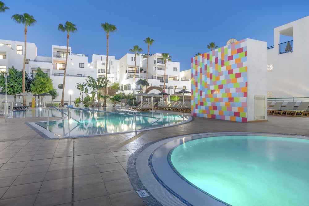 Sunset Bay Club — Swimming pool in Costa Adeje, Canary Islands