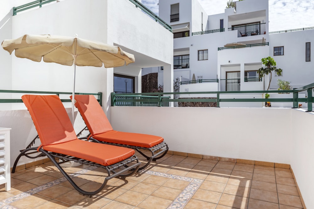 Sunset Bay Club — Hotel building in Costa Adeje, Canary Islands