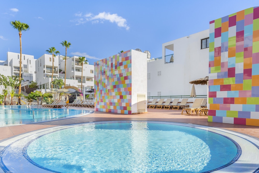 Sunset Bay Club — Swimming pool in Costa Adeje, Canary Islands