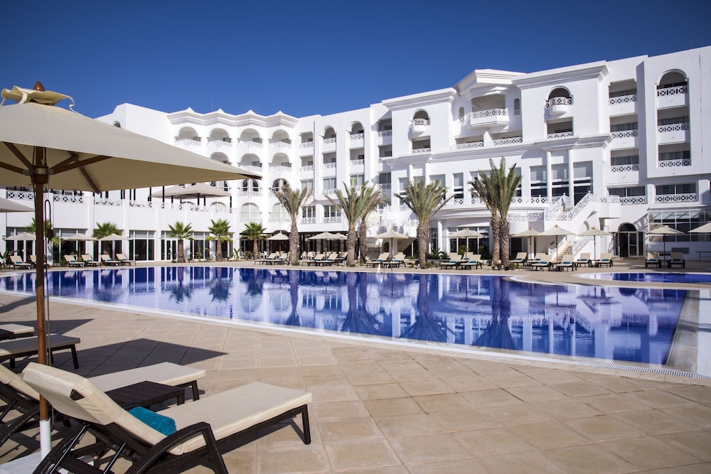 Radisson Blu Resort & Thalasso, Hammamet — Swimming pool in Hammamet, Nabeul