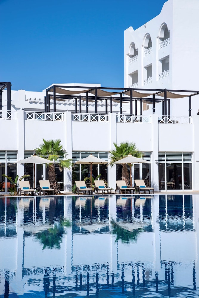 Radisson Blu Resort & Thalasso, Hammamet — Swimming pool in Hammamet, Nabeul