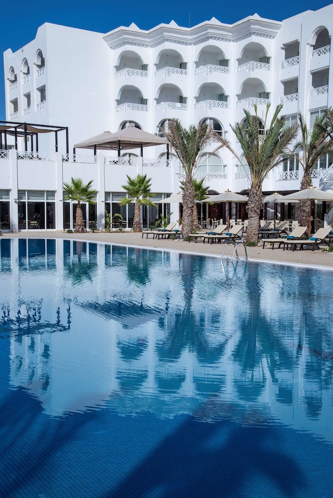 Radisson Blu Resort & Thalasso, Hammamet — Swimming pool in Hammamet, Nabeul