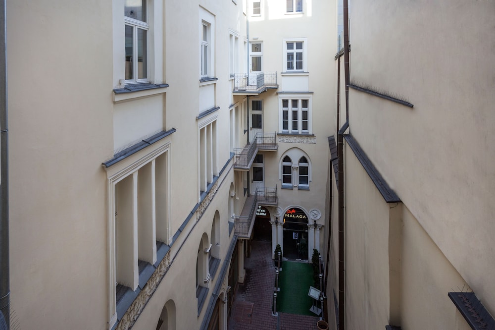 Venetian House Market Square Aparthotel — Hotel building in Krakow, Lesser Poland