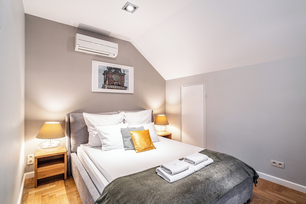 Venetian House Market Square Aparthotel — Hotel rooms in Krakow, Lesser Poland