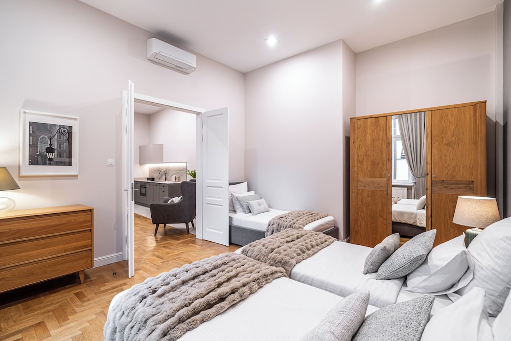 Venetian House Market Square Aparthotel — Hotel rooms in Krakow, Lesser Poland