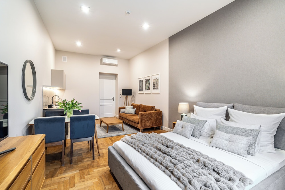 Venetian House Market Square Aparthotel — Hotel rooms in Krakow, Lesser Poland