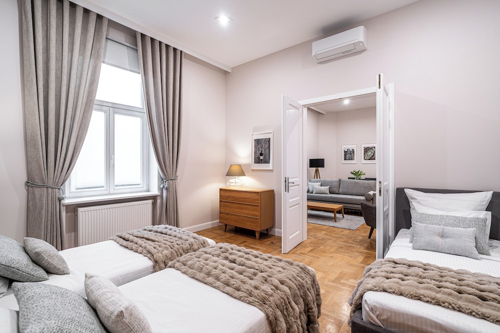 Venetian House Market Square Aparthotel — Hotel rooms in Krakow, Lesser Poland