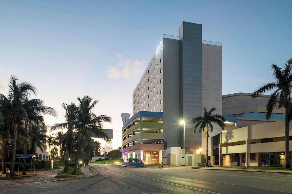 Aloft by Marriott Cancun — Hotel building in Cancun, Quintana Roo