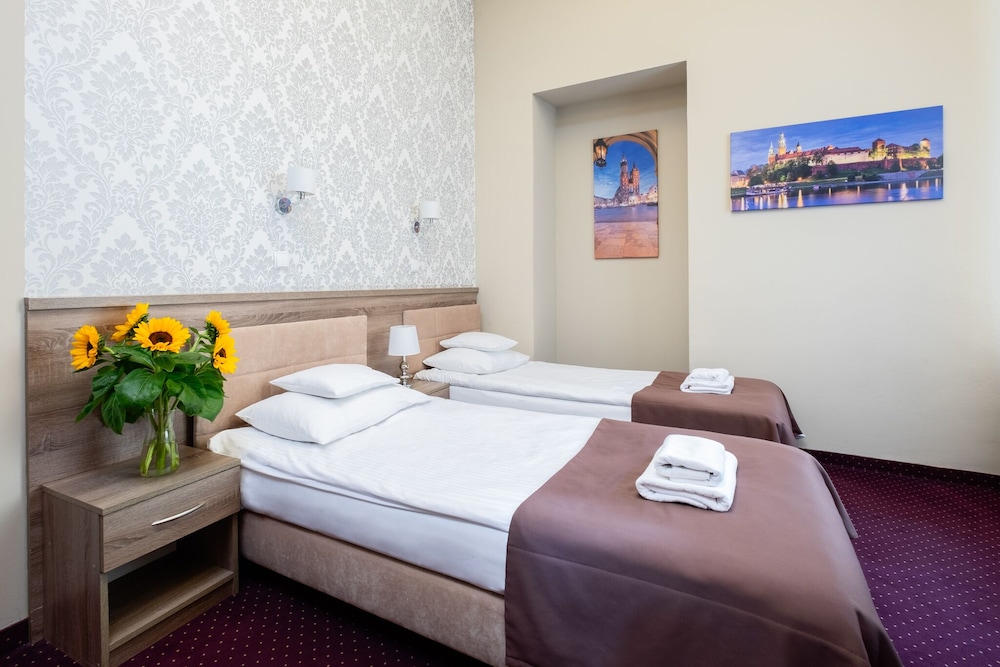 Hotel Maximum — Hotel rooms in Krakow, Lesser Poland