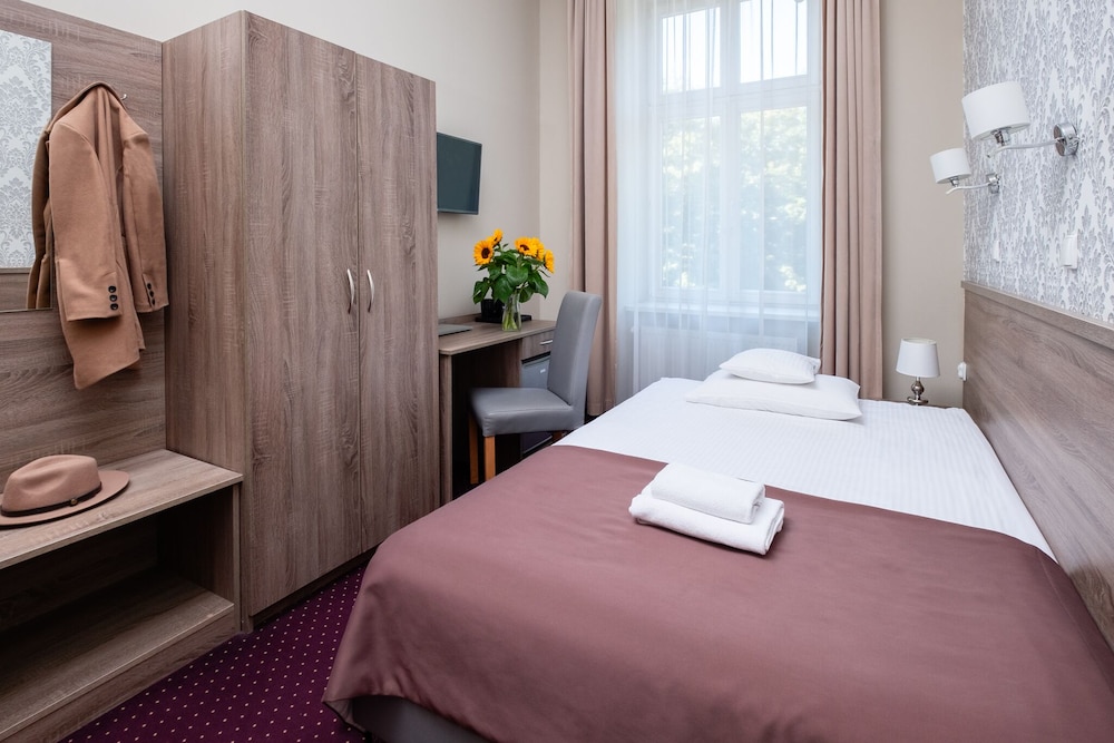 Hotel Maximum — Hotel rooms in Krakow, Lesser Poland