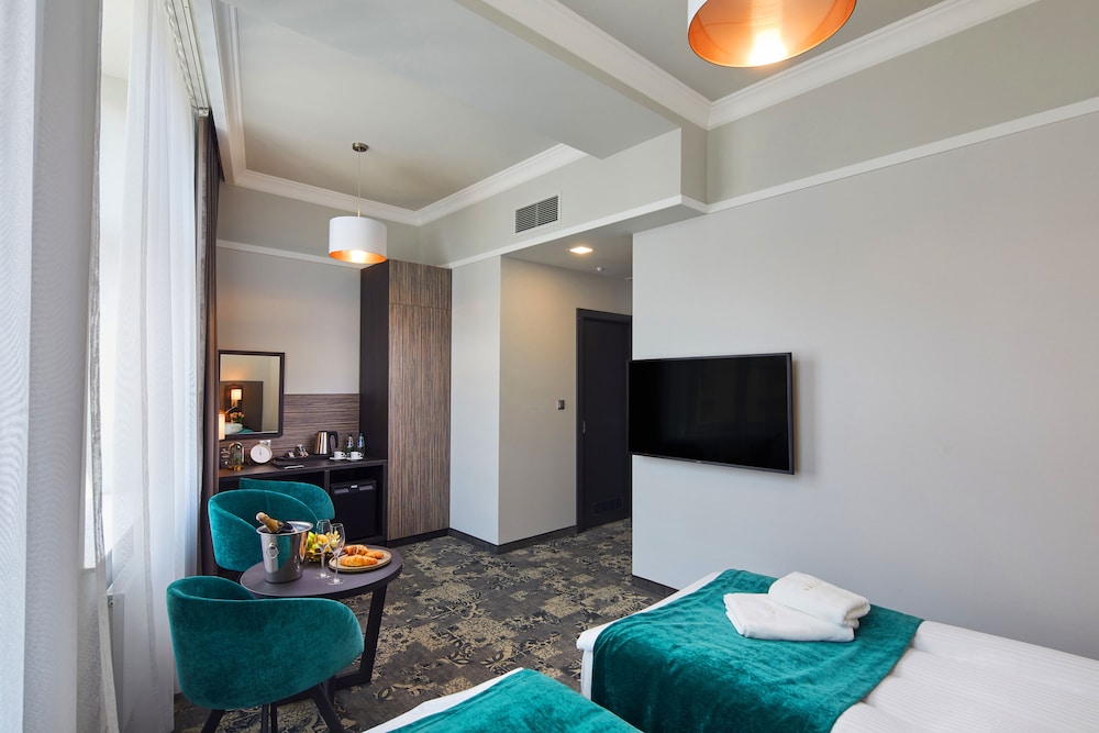 Hotel Estera — Hotel rooms in Krakow, Lesser Poland