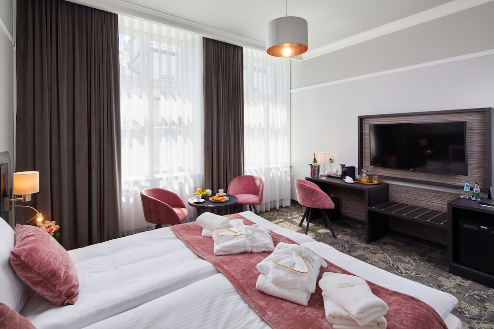 Hotel Estera — Hotel rooms in Krakow, Lesser Poland