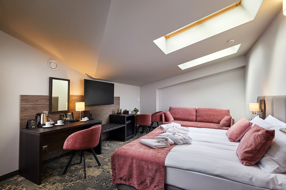 Hotel Estera — Hotel rooms in Krakow, Lesser Poland
