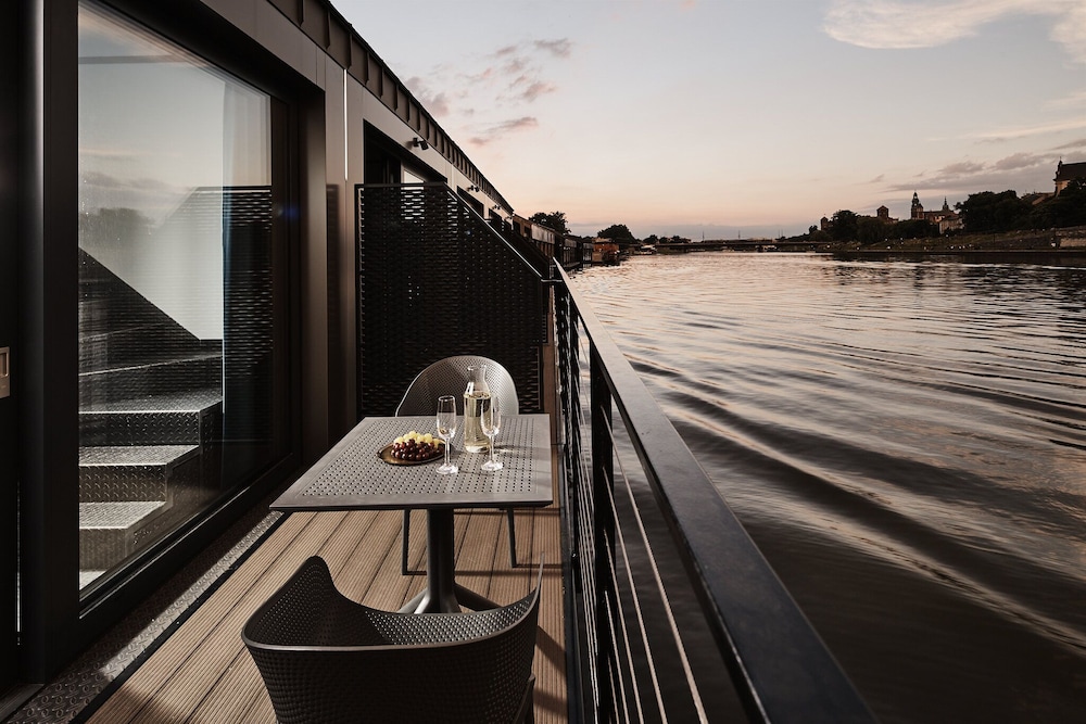 New Port Hotel — Hotel building in Krakow, Lesser Poland