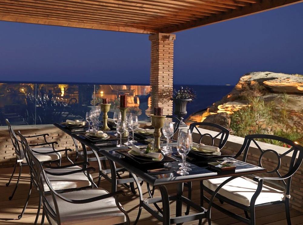 Out Of The Blue All Inclusive Resort & Spa — Restaurant & bars in Lygaria