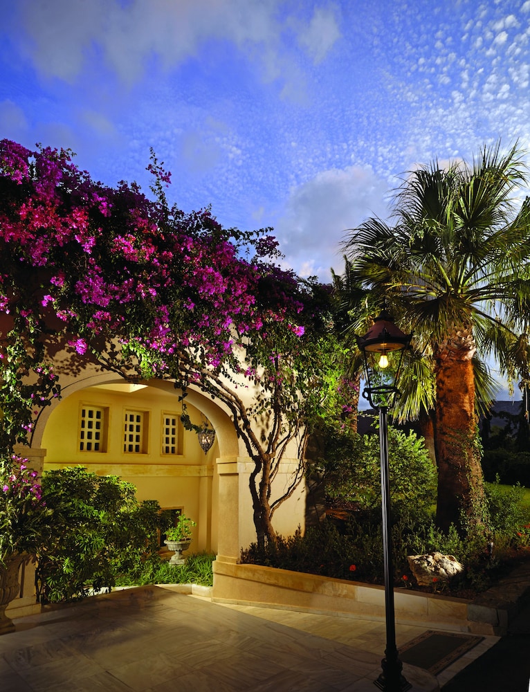 Out Of The Blue All Inclusive Resort & Spa — Hotel building in Lygaria
