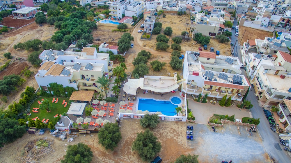 Bella Elena — Swimming pool in Malia