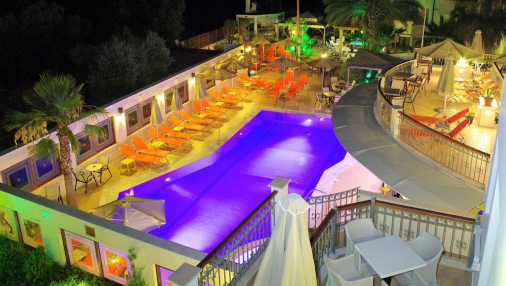 Bella Elena — Swimming pool in Malia