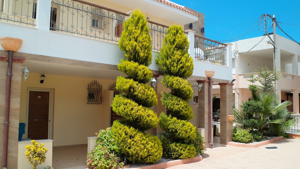 Bella Elena — Hotel building in Malia