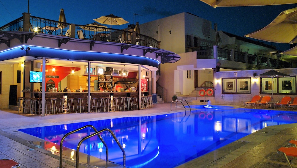 Bella Elena — Swimming pool in Malia