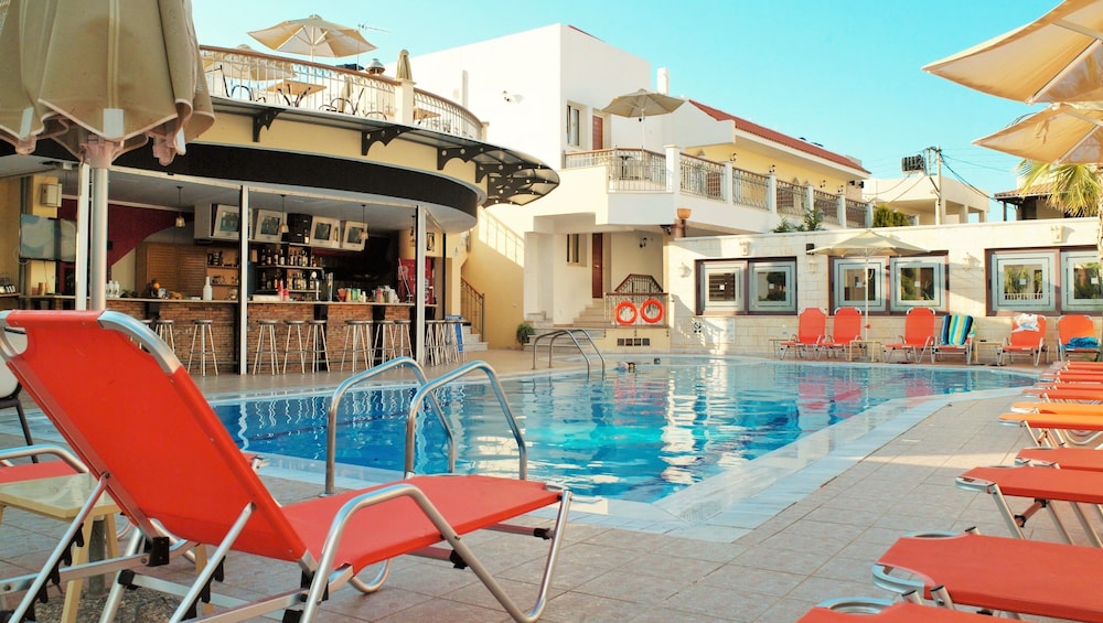 Bella Elena — Swimming pool in Malia